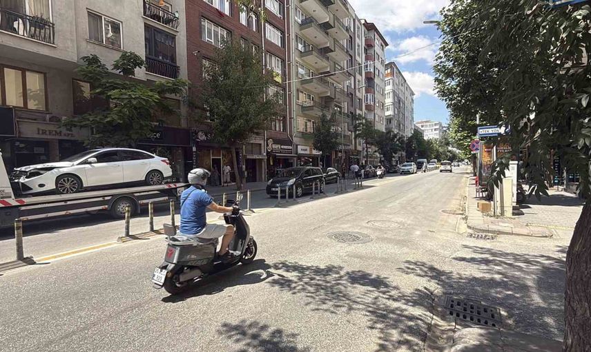 Eskişehir'de u dönüşü yapan araca çarpma anı güvenlik kamerasında