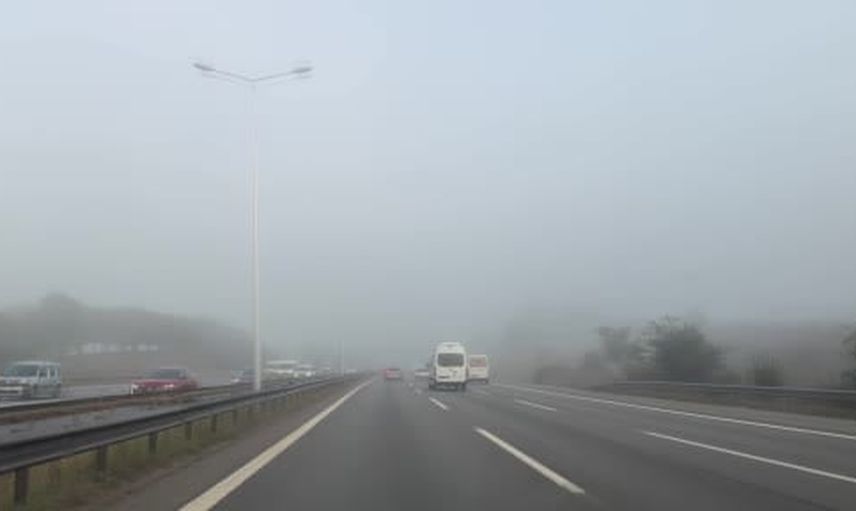Anadolu yakasında sabahın sessizliğini saran sis trafikte dikkat çekti