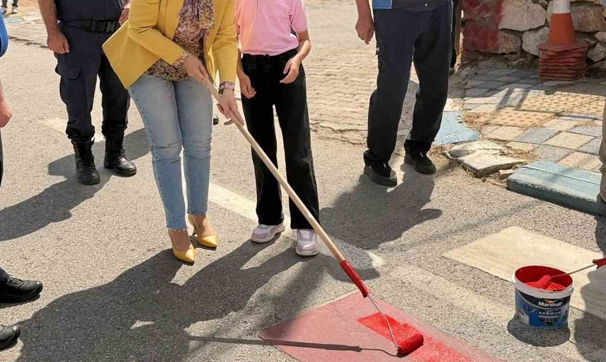 Okul çevresinde miniklerin dokunuşuyla yaya yolu yenilendi