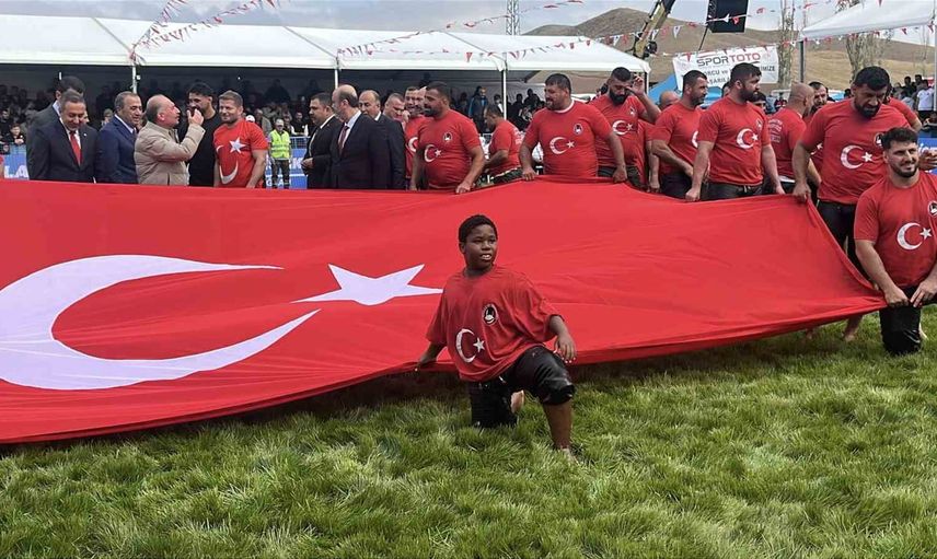 Tanzanyalı minik pehlivanın Erdoğan'la hatıra fotoğraflı sohbeti