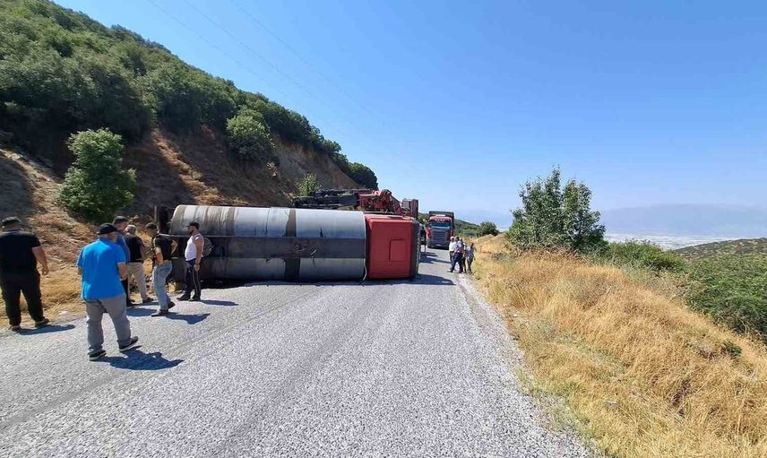 alaşehir-eşme yolunda devrilen tanker ulaşımı iki saat aksattı