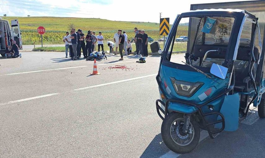 Vezirköprü'de çarpışan motosikletler üç kişiyi yaraladı