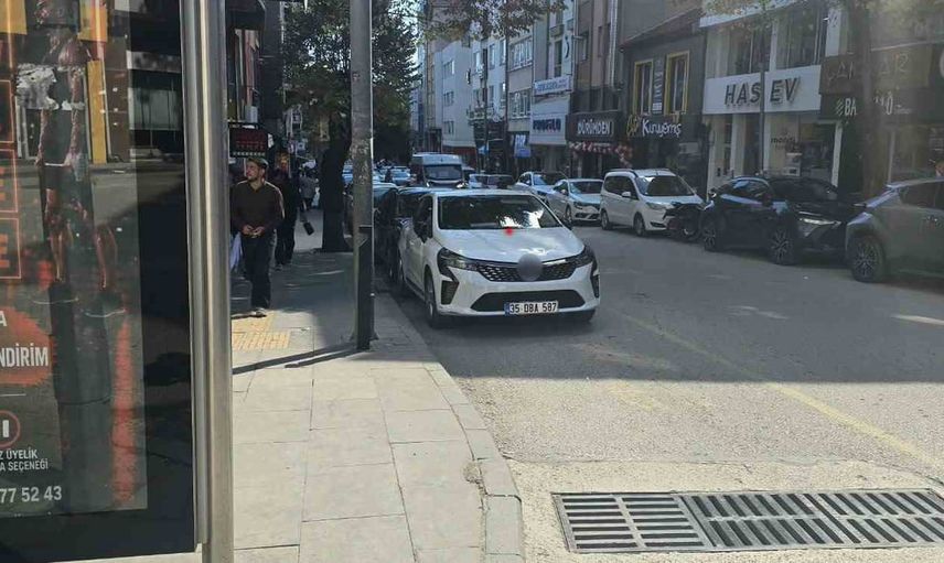 Durağı işgal eden araç şoförlerin tepkisini çekti
