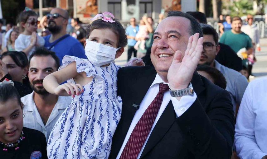 Manisa'da zafer coşkusu çocukların gülüşünde hayat buldu