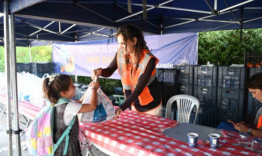 Kuşadası'nda çocukların çantasında düzenli beslenme desteği