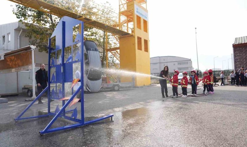 Anaokulundan ilkokula uygulamalı eğitimle çocuklara yangın güvenliği öğretiliyor