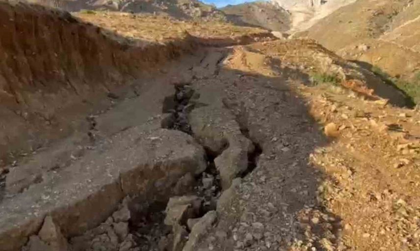 Akdağ'da sel yayla yolunu parçalayarak ulaşımı tehlikeye attı