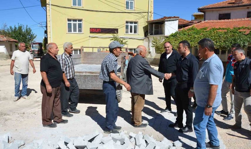Emet'te ihtiyaçları yerinde dinleyen kaymakam Başkapan Eseler'de üst yapı çalışmalarını denetledi