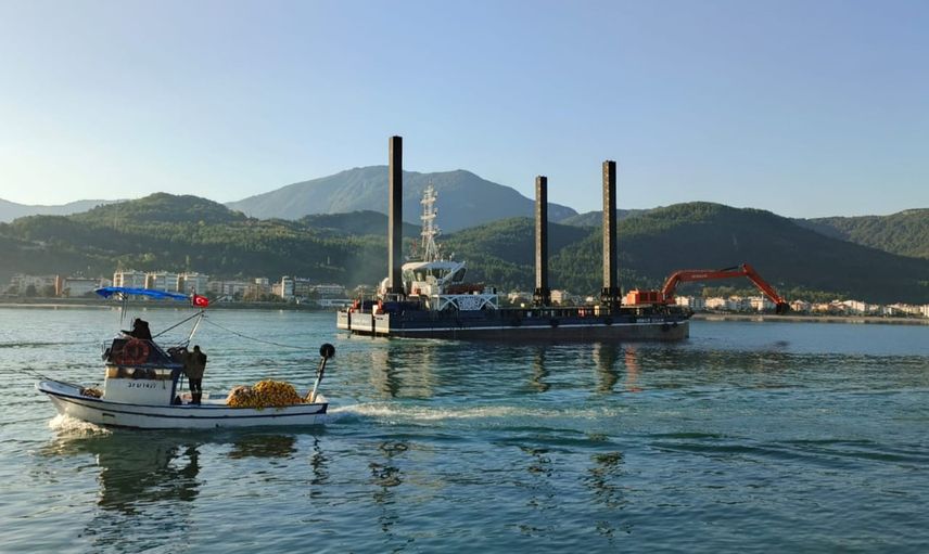 Cide limanının dibi temizleniyor, yanaşma kolaylaşacak