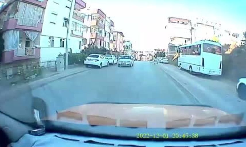 Manavgat’ta dur tabelasını görmeyen sürücünün neden olduğu çarpışma araç kamerasında