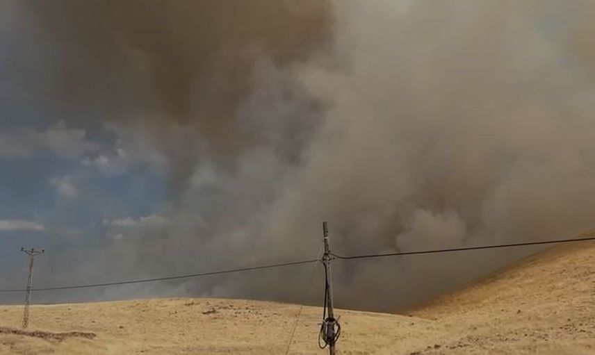 Bağlıağaç kırsalında rüzgârla yayılan örtü yangını ekiplerin çalışmalarını zorluyor