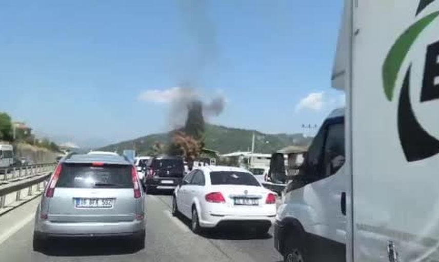 Bursa'da yolda alevlenen otomobil tamamen kullanılamaz hale geldi