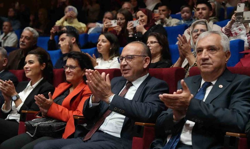 Minikler sahnede: cumhuriyet coşkusu Turgutlu'da yükseldi