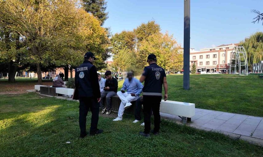 Millet Bahçesi'nde izmarit atanlara ceza uygulandı