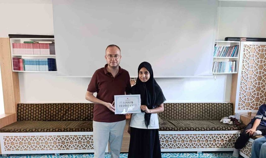 Emirdağ’da kız öğrenciler için camiler arası hava hokeyi heyecanı