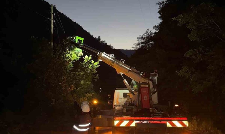 Rize ve Trabzon'da Çoruh EDAŞ ekipleri sel sonrası enerjiyi hızlıca yeniden sağladı