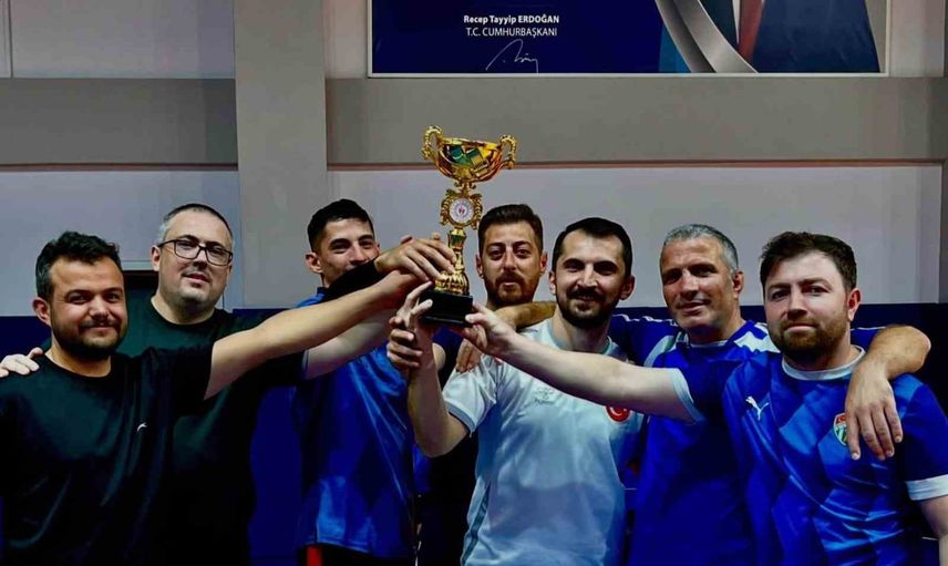 Pazaryeri'nde kurumlararası voleybolda eğitim müdürlüğü şampiyonluğu kazandı
