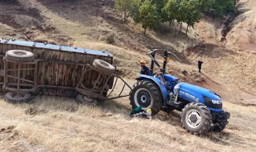 Korkut'ta traktör devrildi: sürücü ağır yaralandı