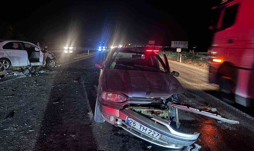 Mahmudiye'de çarpışan iki otomobilden 5 yaralı