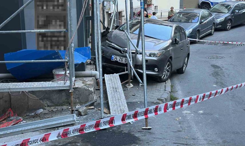 Kamera kaydında: Şişli'de kontrolünü kaybeden otomobil marketten çıkan vatandaşa çarptı