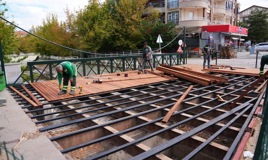 Gölbaşı'nda park kanalları temizlenip köprüler güçlendirildi