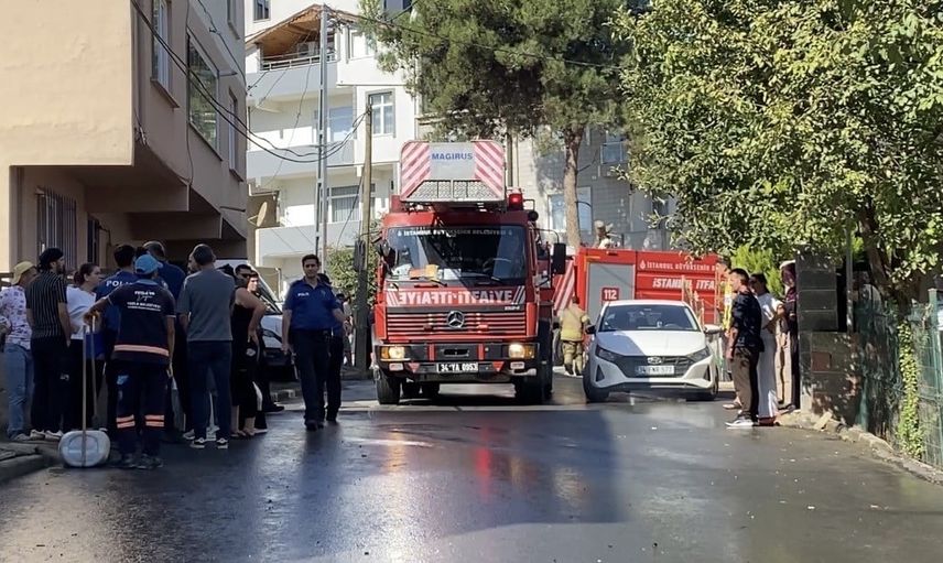 Tuzla’da Aydınlı Mahallesi’nde çatıda çıkan yangın söndürüldü