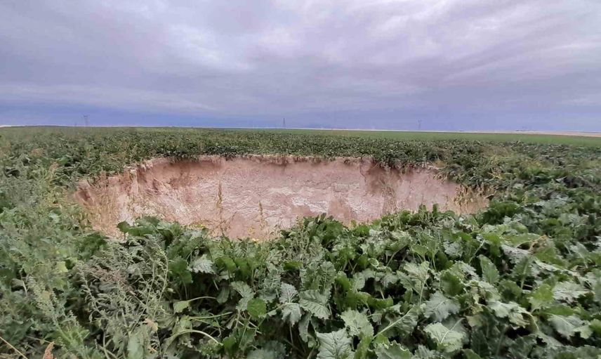 Karapınar'da pancar tarlasında yaklaşık 15 metre çapında yeni obruk