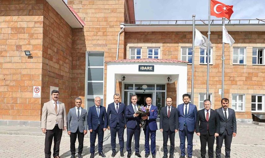 Yaşlılarla gönül köprüsü: Vali Karakaya'nın Ahlat ziyareti