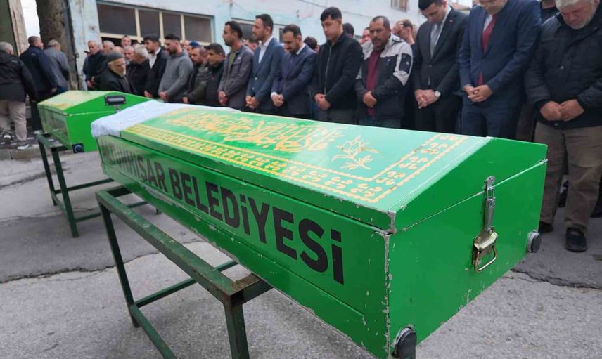 Niğde'de trafik kazasında ölen iki kardeş son yolculuğuna uğurlandı