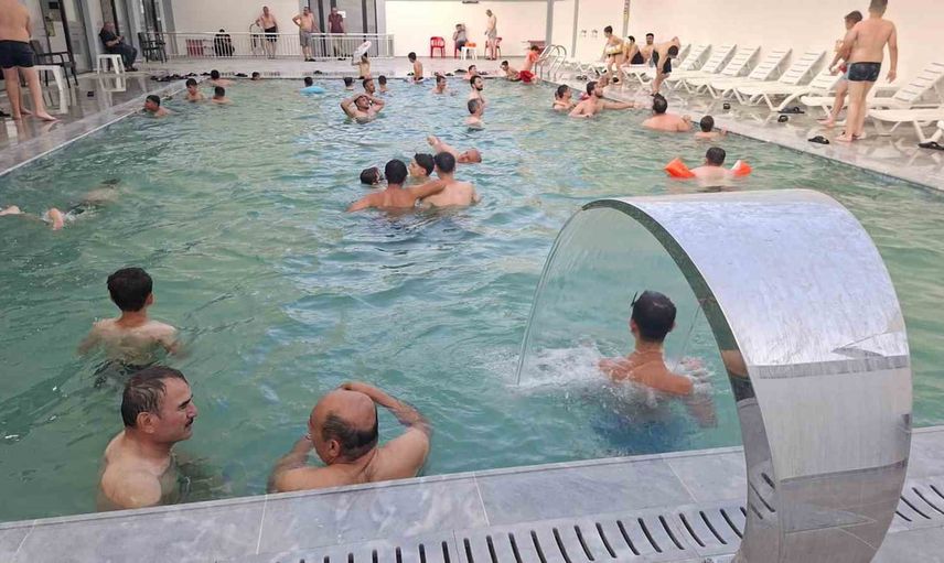 Hisarcık'ta Esire Termal'in yarı olimpik havuzu vatandaşların ilgisini çekti