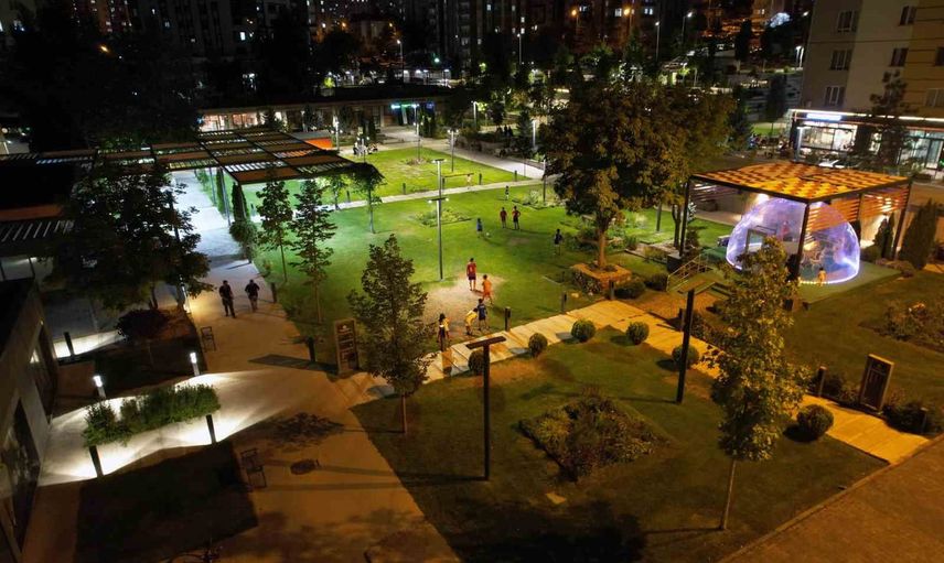 Mevlana meydanı Talas'ta geceyi aydınlatan yaşam alanına dönüştü
