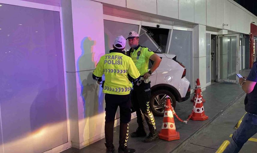 Benzin istasyonunun malzeme odasına giren araçta maddi hasar oluştu