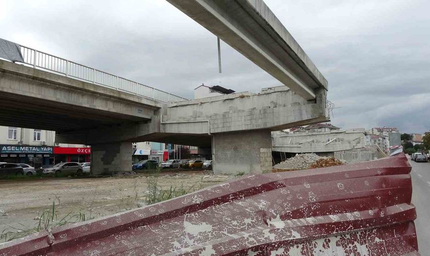 Reşadiye viyadüğündeki söküm pazarkapı trafiğini döner kavşağa hazırlıyor