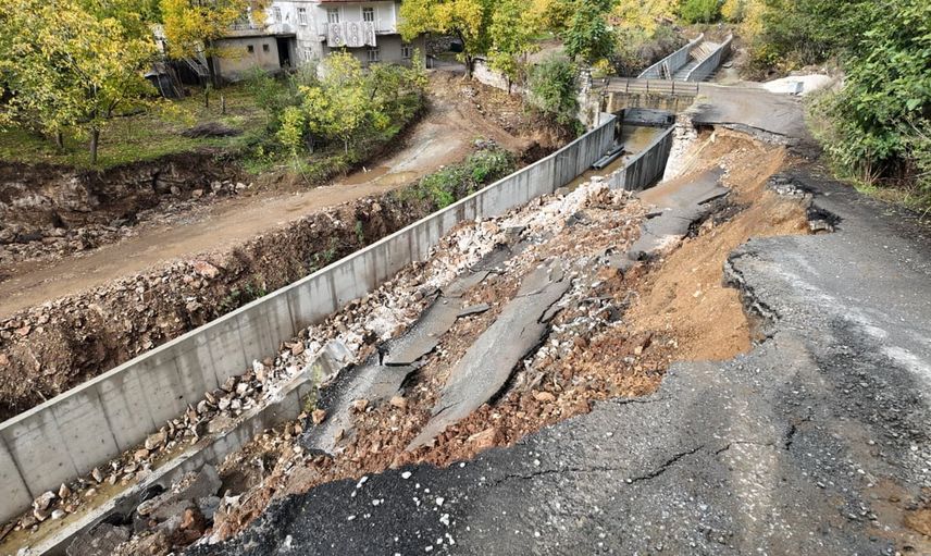 Bitlis'te yağış sonrası çöken yol ulaşım güvenliğini tehdit etti