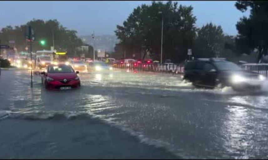 Eyüpsultan'da yaşamı etkileyen yağış: Silahtarağa Caddesi sular altında
