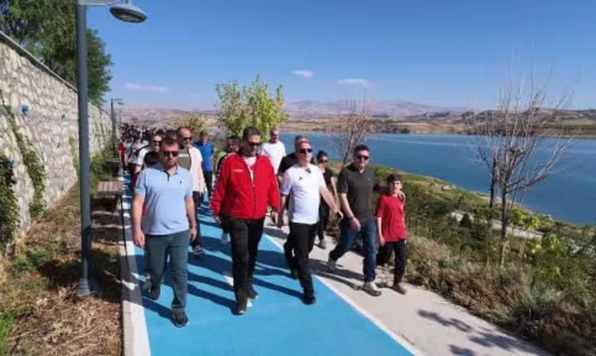 Öğretmen ve öğrenciler Kahta'da doğada sağlıklı yaşama yürüdü