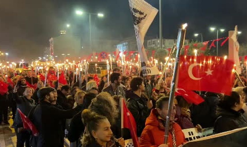 Çanakkale'de binlerce kişi meşalelerle cumhuriyet coşkusunu paylaştı