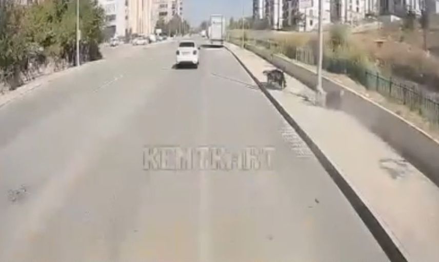 Araç kamerası kaydetti: midibüsü sollayan motosiklet aydınlatma direğine çarptı