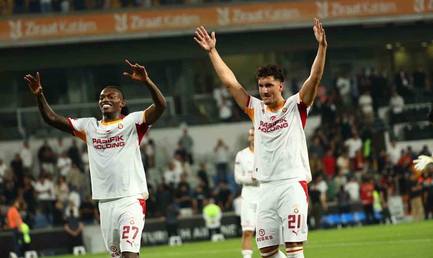 Galatasaraylı yeni transferler tribünde üçlüyle coştu