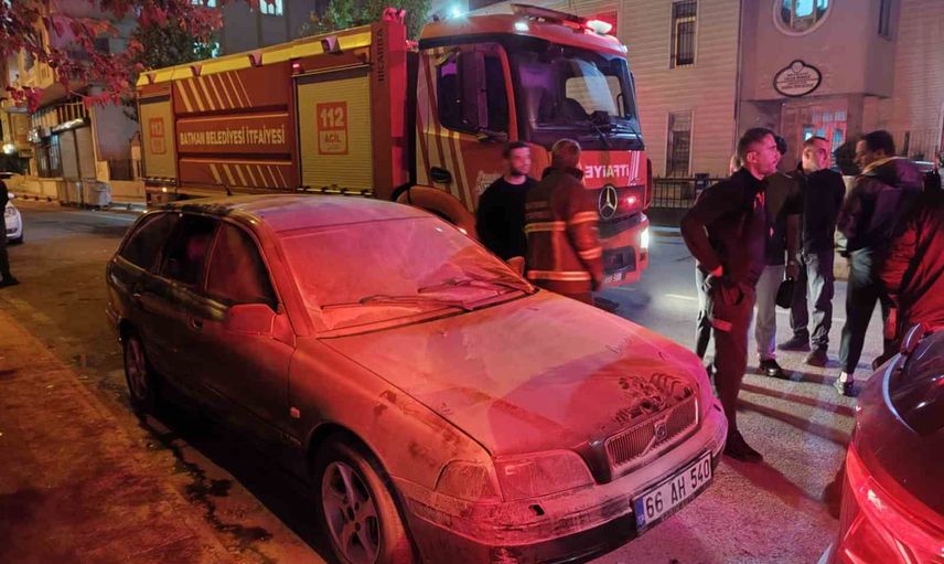 Komşuların hızlı müdahalesiyle Batman'da park halindeki araç yangını söndürüldü