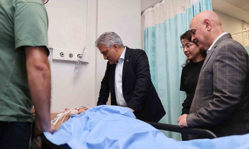 Vali Makas Akçakoca kazasında yaralananları hastanelerde ziyaret etti