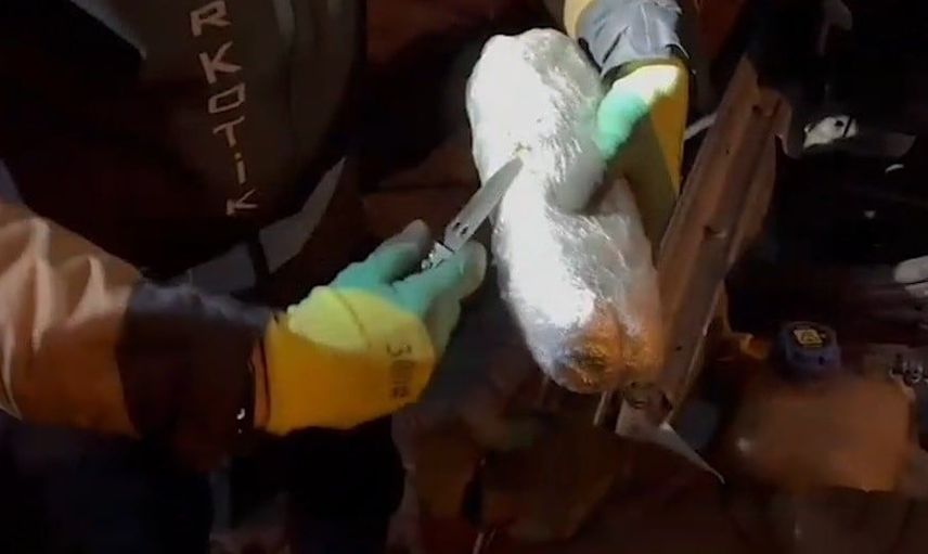 Tatvan'da otomobilin gizli bölmesinde 1 kilo 700 gram skunk bulundu
