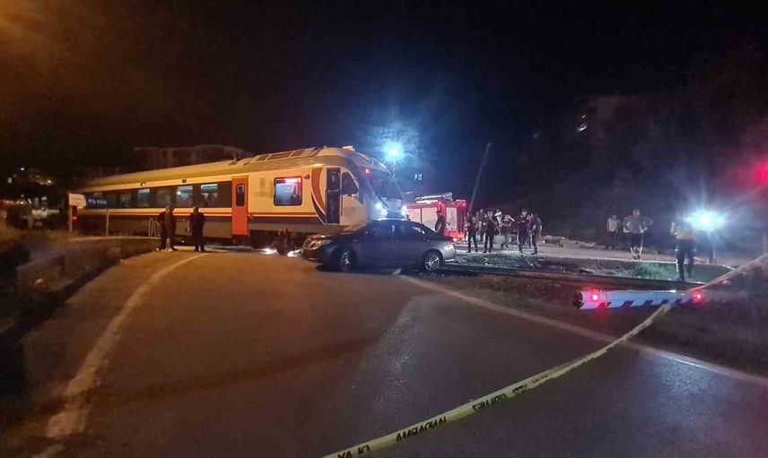 Hemzemin geçitte çarpışma: Filyos'ta araçtaki beş kişi yaralandı