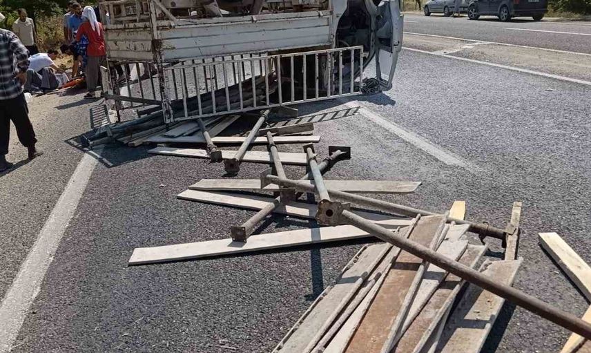 Poyraz mevkiinde takla: inşaat malzemesi yüklü kamyonette iki kişi yaralandı