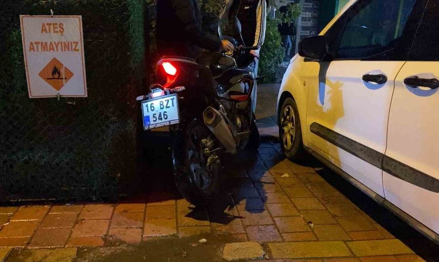 İnegöl'de park caddesi üzerinde çarpışma: yaya ile 17 yaşındaki sürücü yaralandı