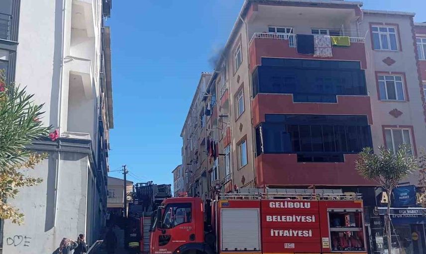 Gelibolu'da dördüncü katta çıkan yangın itfaiye tarafından kontrol altına alındı
