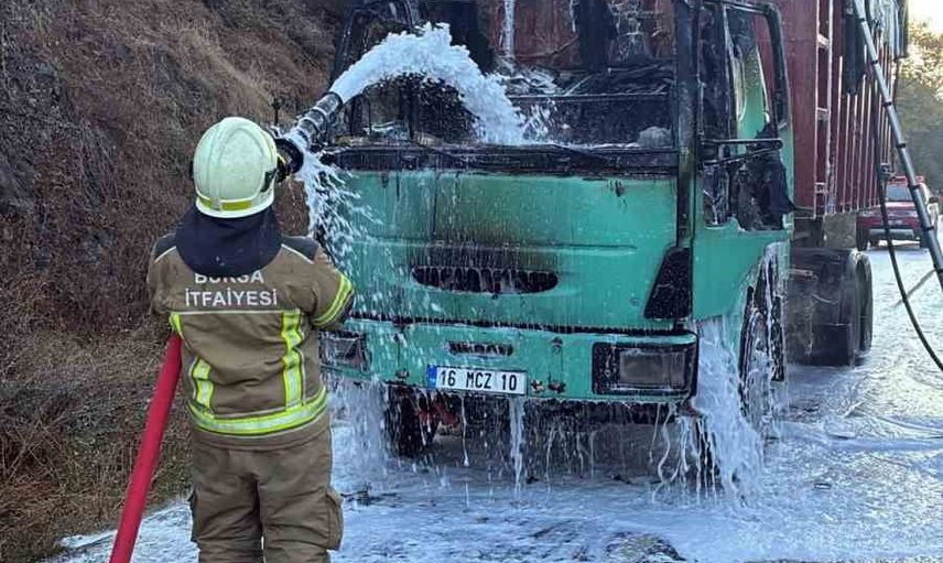Kestel rampasında talaş yüklü tırın motoru alevlere teslim oldu