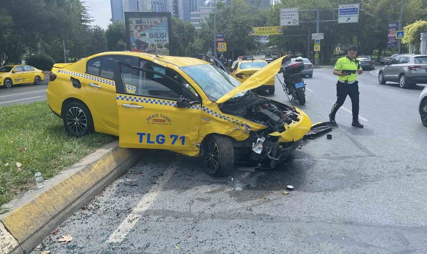 Bakırköy'de taksi ile otomobil çarpıştı: sürücü yaralandı