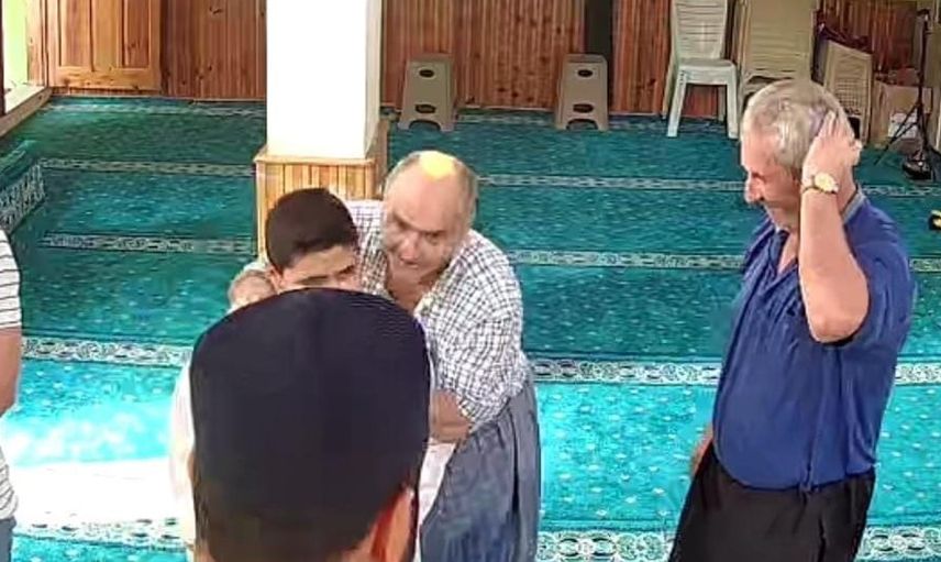 Namaza şortla gelen çocuğa imamın cübbesi: küçük adımla büyük davet