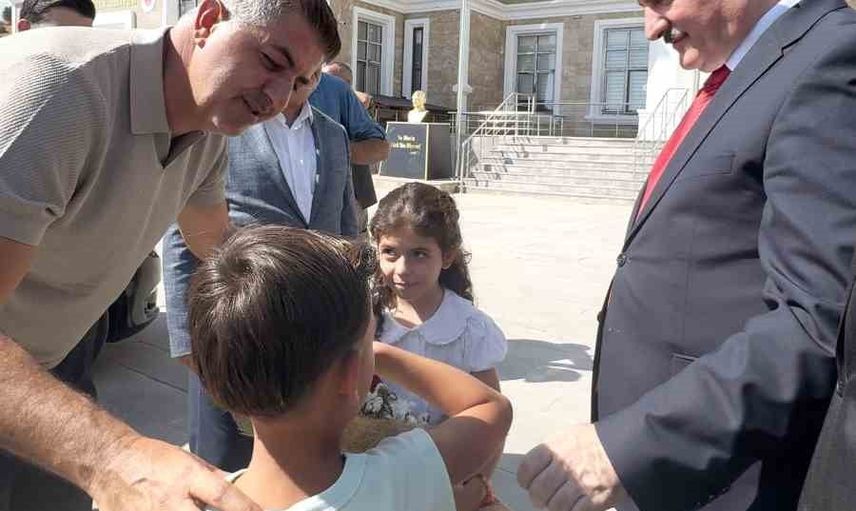 Vali ve milletvekili Gerger'de çocuklarla 'o piti piti' oynadı